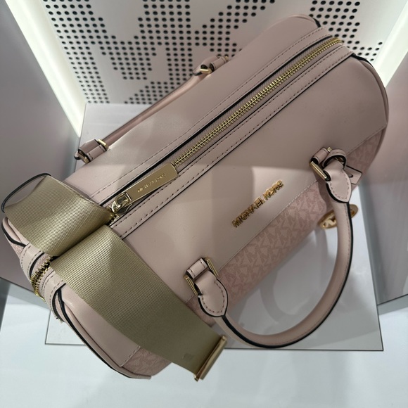 MICHAEL KORS TRAVEL MEDIUM DUFFEL SATCHEL / CROSSBODY LIGHT POWDER BLUSH COLOR - Picture 7 of 16